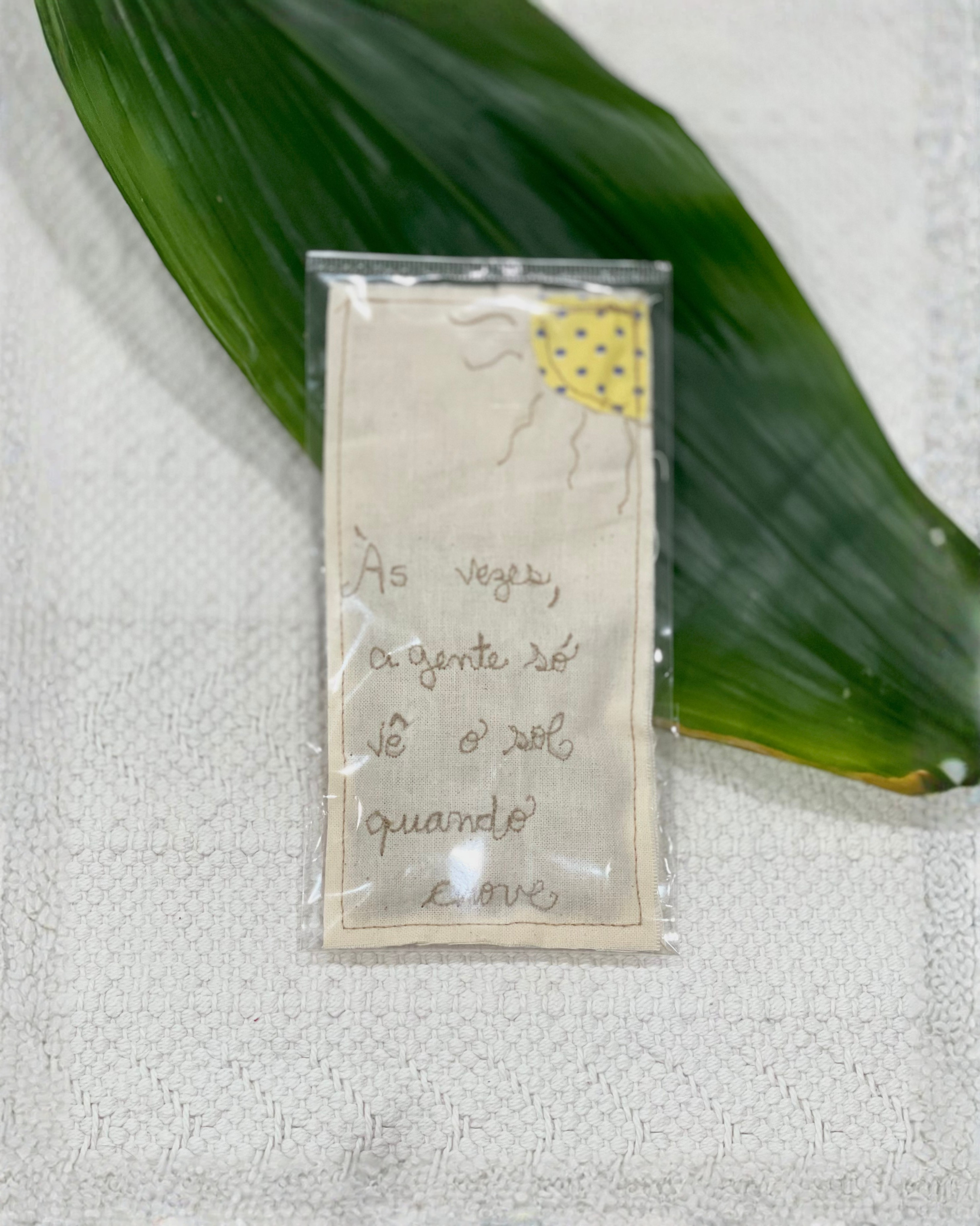 Pouch Aromas de Lavanda com bordado Às vezes a gente só vê o sol quando chove