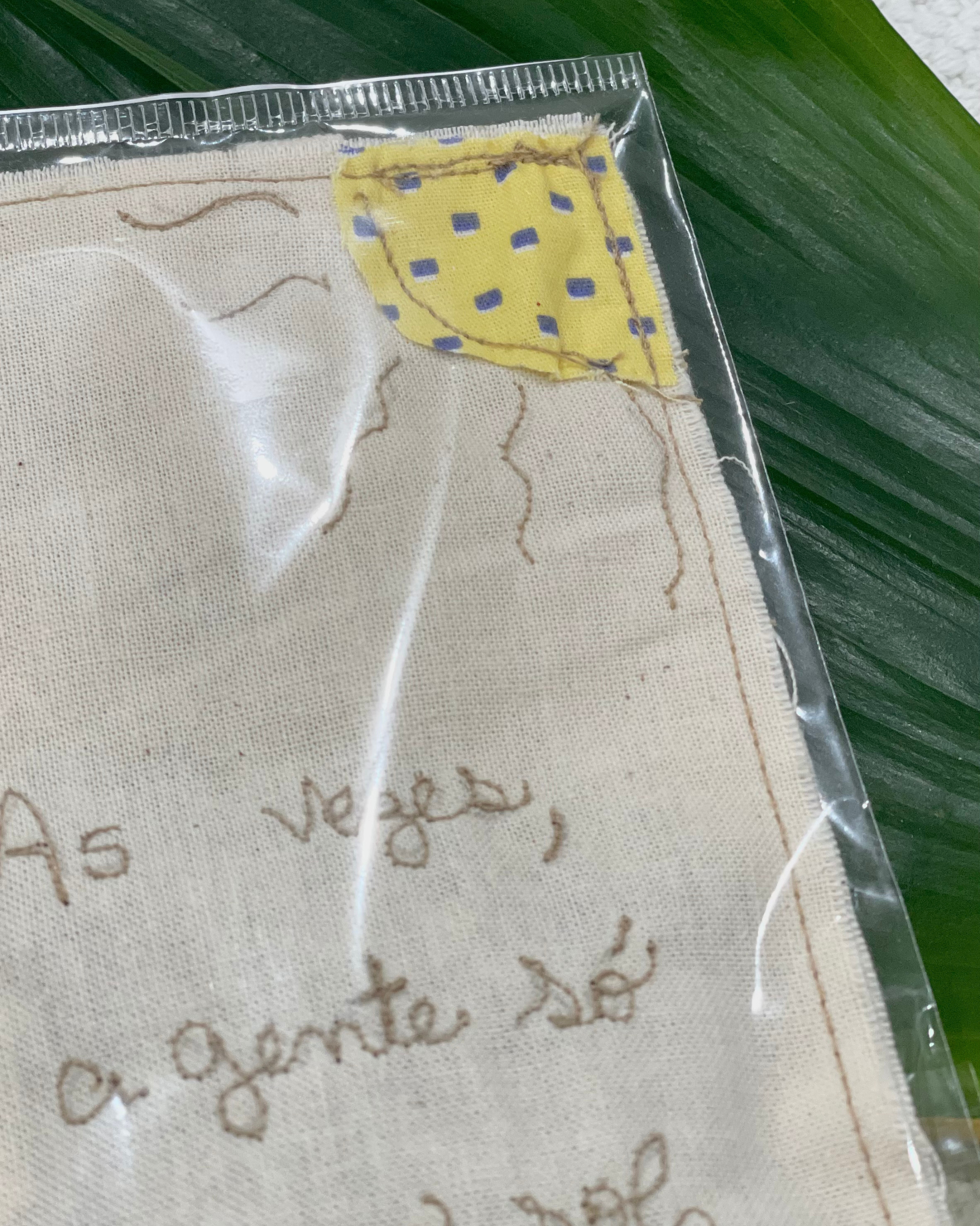 Pouch Aromas de Lavanda com bordado Às vezes a gente só vê o sol quando chove